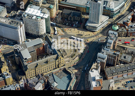 Vue aérienne d'une place de la ville dans le centre-ville de Leeds, West Yorkshire Banque D'Images