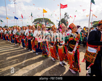 Manau la danse, cérémonie traditionnelle du peuple Kachin pour célébrer la Journée nationale de Kachin à Myitkyina, Myanmar Banque D'Images