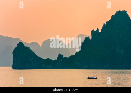 Lever du soleil sur la baie d'Halong sur la côte ouest du nord Vietnam Banque D'Images