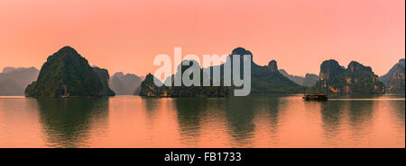 Lever du soleil sur la baie d'Halong sur la côte ouest du nord Vietnam Banque D'Images