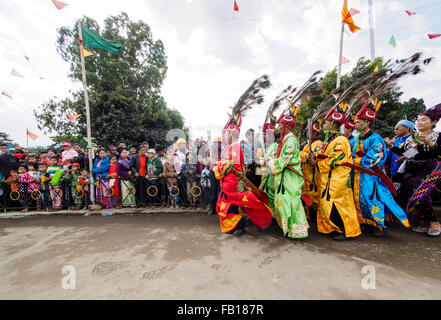 Manau la danse, cérémonie traditionnelle du peuple Kachin pour célébrer la Journée nationale de Kachin à Myitkyina, Myanmar Banque D'Images