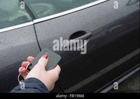 Personne déverrouillage d'une voiture avec une télécommande sans clé. Banque D'Images