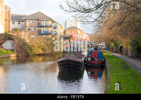 Pont sur le Grand Union Canal. Le Grand Union Canal serpente à travers la jungle urbaine dense de Londres. Banque D'Images