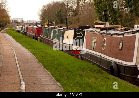 Moorings jusqu'à l'extérieur de la ville. Les bateaux sont autorisés à s'amarrer le long des rives du Grand Union Canal tout le chemin le long du canal Banque D'Images