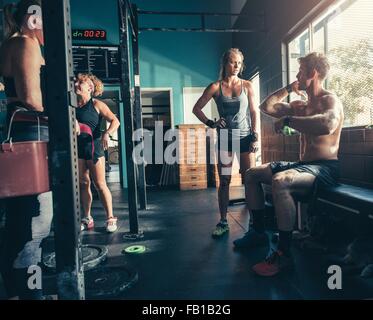 L'homme et de la femme en pleine discussion dans une salle de sport Banque D'Images