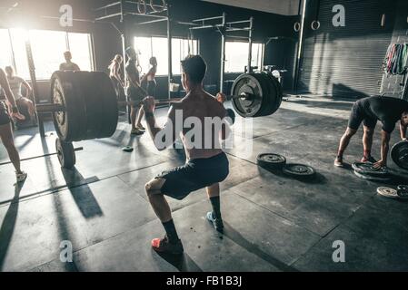 La formation de l'homme dans la salle de sport Banque D'Images