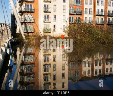 Palmer Street Bridge et appartements Hungate, Noël 2015, reflétée dans la rivière en crue Foss, ville de York, Yorkshire, UK Banque D'Images