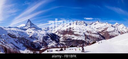 Vue panoramique des pistes de ski et les skieurs, Zermatt, Suisse Banque D'Images