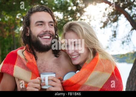 Young couple relaxing on beach Banque D'Images