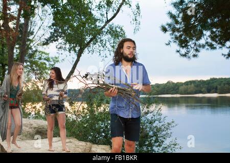 Amis camping by lake Banque D'Images