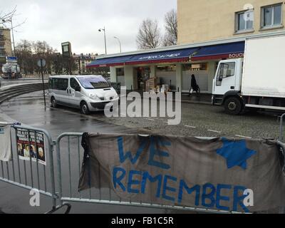 Paris, France. 6 janvier, 2016. Bannières commémorer l'attentat terroriste du 9 janvier 2015 à l'Hyper Cacher supermarché cacher à la Porte de Vincennes à Paris, France, 6 janvier 2016. Le 9 janvier 2015 un terroriste a tenu en otage les clients ici et tué quatre personnes. La surveillance d'un véhicule est stationné à l'entrée du magasin. PHOTO : GERD ROTH/DPA/Alamy Live News Banque D'Images