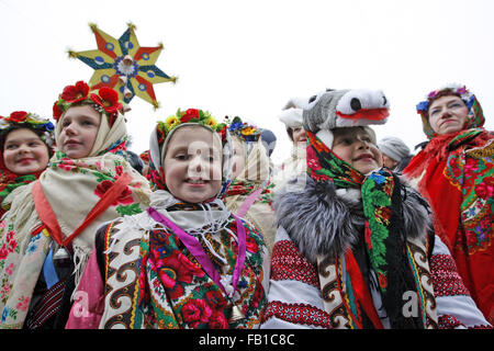 Kiev, Ukraine. Jan 7, 2016. Les enfants ukrainiens portant des vêtements traditionnels et de cantiques de Noël faire l'étoile de Bethléem pendant les célébrations de Noël orthodoxe, à Sophia Square, à Kiev, Ukraine, 07 janvier 2016. Beaucoup de chrétiens orthodoxes célèbrent chaque année le Jour de Noël sur ou près de 07 janvier. Crédit : Serg Glovny/ZUMA/Alamy Fil Live News Banque D'Images