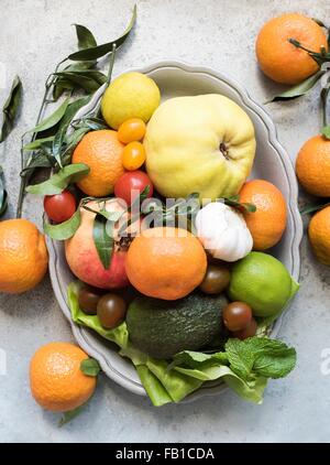 Vue de dessus de fruits colorés et les légumes dans un plat de service Banque D'Images