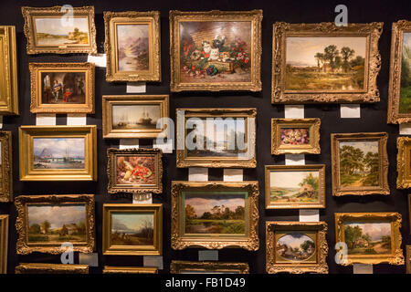 Londres, Royaume-Uni. 7 janvier 2016. Peintures à l'huile sur un mur. Le Mayfair Antiquités et Fine Art Fair s'ouvre avec un éventail impressionnant d'antiquités rares et uniques pour la vente du monde entier lors de la London Marriott Hotel Grosvenor Square et se déroule jusqu'au 10 janvier. Banque D'Images