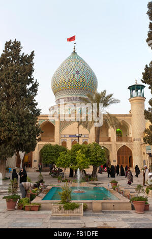 Mosquée Imamzadeh-ye Ali Ebn-e Hamze ou Ali ibn Ahmad ibn Hamza, cour intérieure avec piscine, d'un mausolée, tombe mosquée, Shiraz, Iran Banque D'Images