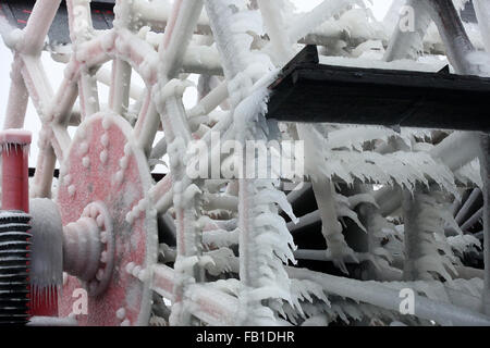 Hambourg, Allemagne. Jan 7, 2016. Glaçons pendant de la roue à aubes de l'navire 'Louisiane Star' à des températures sous zéro dans le port de Hambourg, Allemagne, 7 janvier 2016. PHOTO : BODO MARKS/DPA/Alamy Live News Banque D'Images