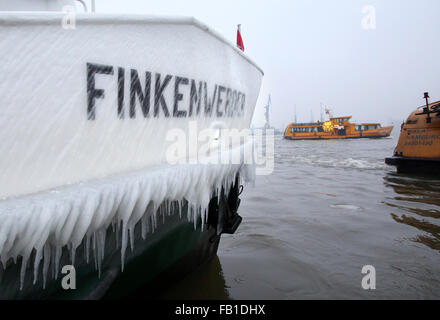 Hambourg, Allemagne. Jan 7, 2016. De Glaçons pendant le port ferry 'Finkenwerder' à des températures sous zéro dans le port de Hambourg, Allemagne, 7 janvier 2016. PHOTO : BODO MARKS/DPA/Alamy Live News Banque D'Images