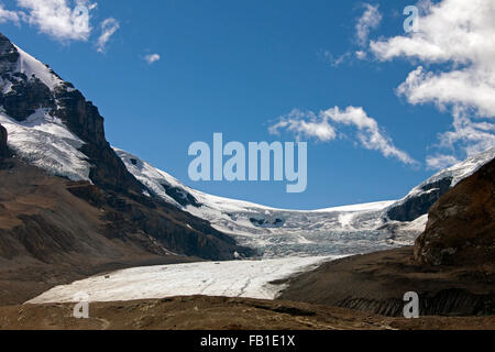 Les touristes visitant le recul Glacier Athabasca, une partie du champ de glace Columbia, dans les Rocheuses canadiennes, Jasper NP, Alberta, Canada Banque D'Images