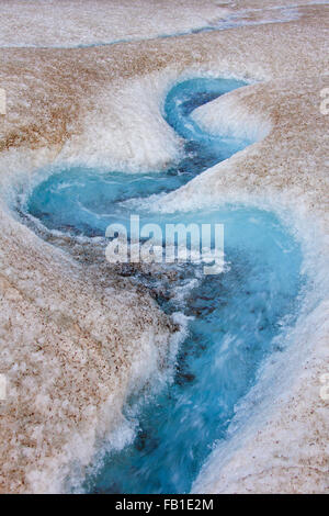 D'eau de fonte de surface / supraglaciaires par canal sinueux sur glacier Banque D'Images