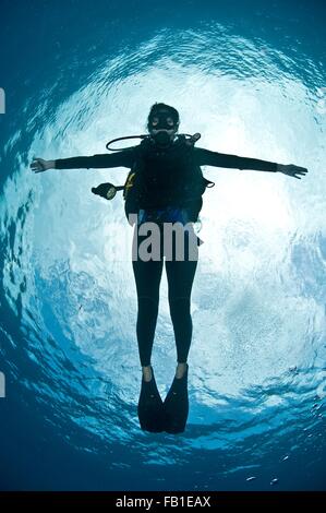 Sur toute la longueur des bras de scuba diver open water surface flottante Atoll Chinchorro caméra Quintana Roo Mexique Banque D'Images