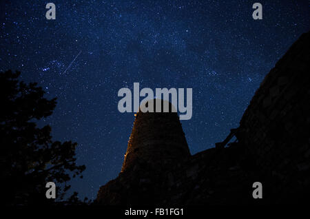 Stars et Desert View Watchtower également connu sous le nom de guet indiens sur la rive sud du Grand Canyon National Park. Banque D'Images