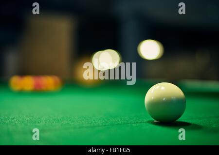 Close up de boule blanche sur table de billard Banque D'Images