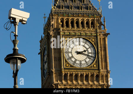 Londres, Royaume-Uni. 7 janvier, 2016. Une caméra de vidéosurveillance dominant les Maisons du Parlement à Westminster. Credit : Mark Kerrison/Alamy Live News Banque D'Images