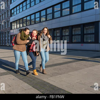 Trois femmes filles 3 femelles à pied de walking street Banque D'Images