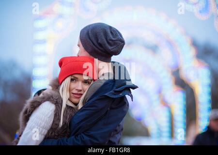 Jeune couple romantique au festival de Noël à Hyde Park, Londres, UK Banque D'Images