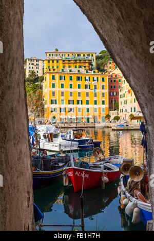 Vue encadrée de bateaux de pêche au port, Gênes, ligurie, italie Banque D'Images