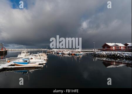 Storm clouds over waterfront à Andenes, îles Vesteralen, Norvège Banque D'Images