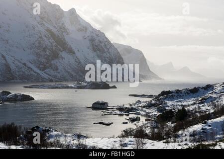 Montagnes couvertes de neige et fjord près de Unstad, îles Lofoten, Norvège Banque D'Images