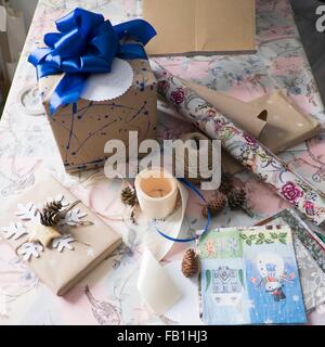 Portrait de l'emballage de cadeaux et de cadeaux avec blue bow on table Banque D'Images