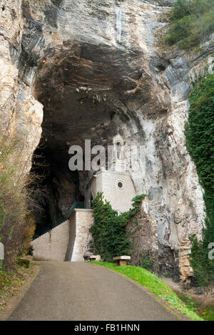 Entrée de la vu de l'extérieur extérieur / avec une chapelle ; Grottes de la Balme les grottes de chauves-souris ( ), la Balme-les-Grottes, Isère, France Banque D'Images