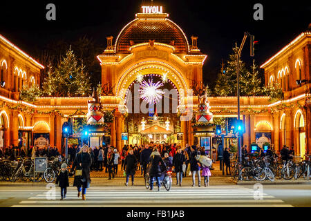 Vacances de Noël la foule à l'extérieur sous les lumières des jardins de Tivoli à Copenhague, Danemark. Banque D'Images