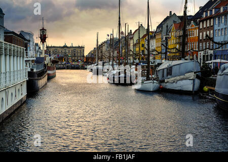 Le coucher de soleil sur Canal Nyhavn à Copenhague, en décembre. Banque D'Images