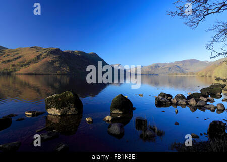 Réflexions du printemps à Ullswater, Parc National de Lake District, Cumbria, England, UK. Banque D'Images