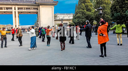 Des gens pratiquant le T'ai chi ch'ua, Purple Bamboo Park, Beijing, China, Asia Banque D'Images