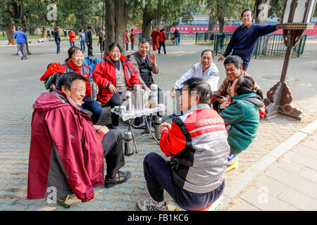 Personnes Personnes prenant le thé pause après leur exercice en Park, Beijing, China, Asia Banque D'Images