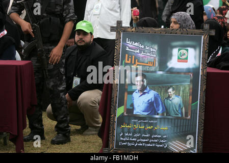 Khan Yunis, la bande de Gaza, territoire palestinien. Jan 7, 2016. Assister à un rallye par palestiniens militants du Hamas à Khan Younis dans le sud de la bande de Gaza le 7 janvier 2016. Le rassemblement a eu lieu pour honorer les familles des militants morts de la branche armée du Hamas, qui dit a participé à emprisonner le soldat israélien Gilad Shalit en 2006, qui a été libéré en échange de plus de 1 000 Palestiniens détenus dans les prisons israéliennes : Crédit Abed Rahim Khatib/APA/Images/fil ZUMA Alamy Live News Banque D'Images