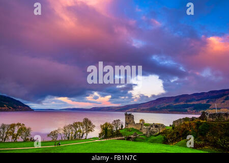 Le Château d'Urquhart après une tempête au coucher du soleil sur le Loch Ness, en Ecosse. Une belle destination touristique et lieu de vacances ou de vacances. Banque D'Images