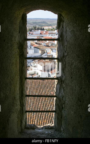 Vue aérienne d'Olivença ville historique à partir de la fenêtre au château médiéval, construit par des Templiers au 13e siècle, Badajoz, Espagne Banque D'Images