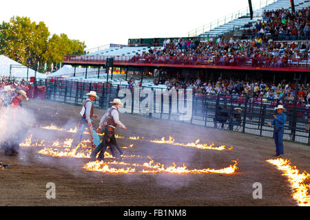 Cowboys marche sur le feu Banque D'Images