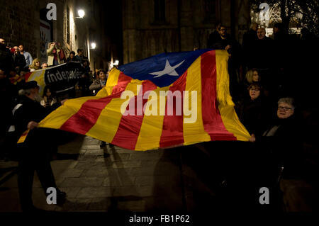 Barcelone, Espagne. 7 janvier, 2016. Vague de personnes un géant ESTELADA Drapeau (symbole de l'indépendance catalane) à Barcelone, Espagne, le 7 janvier, 2016. Plusieurs milliers de personnes se sont réunis à Barcelone exigeant un accord entre les deux partis indépendantistes dans le Parlement Catalan (Pel Junts tr et cuvette). L'impossibilité d'élire un président pour le Parlement Catalan a bloqué le processus d'indépendance. Crédit : Jordi Boixareu/Alamy Live News Banque D'Images