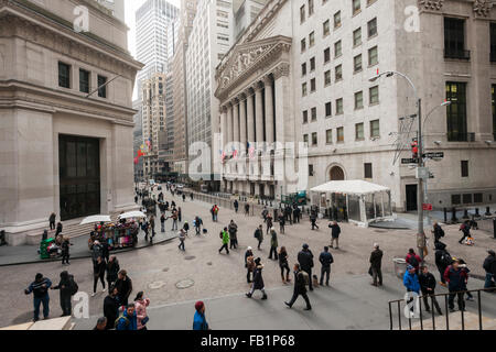 New York, USA. 7 janvier, 2016. L'avant de la Bourse de New York Jeudi, 7 janvier 2016. La faiblesse de la bourse chinoise a reconditionnés pour les États-Unis, déroulez le Dow stocks donnant un potentiel pour le pire début d'une nouvelle année dans plus de 100 ans. (© Richard B. Levine) Crédit : Richard Levine/Alamy Live News Banque D'Images