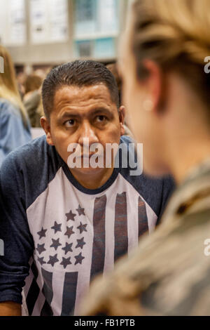 Un père hispanique concernés s'enquiert de college Reserve Officer Training Corps (ROTC) opportunités pour son âge collège fils d'un officier de l'US Air Force dans un collège juste à Aliso Viejo, CA. Banque D'Images