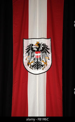 Drapeau national autrichien avec armoiries Banque D'Images