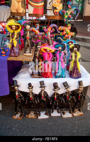 Officiellement coloré habillé calavera "squelette" (poupées) sont exposés à la vente au Jour des Morts cérémonies dans Hispanic Santa Ana, CA. Banque D'Images
