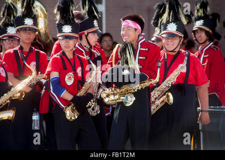 Vietnamiens en uniforme American high school marching band saxophonistes socialiser avant qu'une aire band competition à Mission Viejo, CA. Banque D'Images