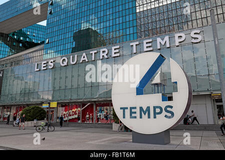 Les Quatre Temps la (4temps) centre commercial dans le quartier d'affaires de la Défense, Paris, France. Banque D'Images